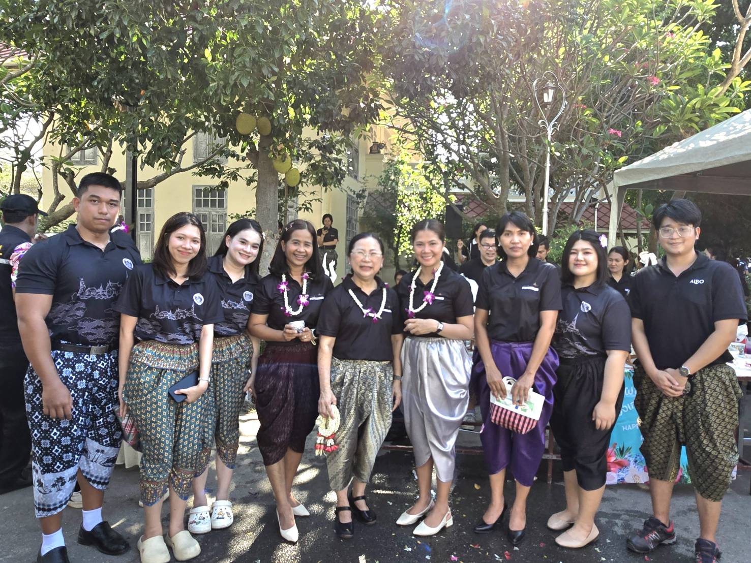 title - ปฏิรูปที่ดินจังหวัดเพชรบุรี พร้อมด้วยเจ้าหน้าที่ ส.ป.ก.เพชรบุรี ร่วมพิธีรดน้ำขอพรผู้บริหารจังหวัด เพื่อเสริมความเป็นสิริมงคลเนื่องในโอกาสต้อนรับปีใหม่ไทย 2569 และเพื่ออนุรักษ์และสืบสานประเพณีสงกรานต์อันดีงามของไทย